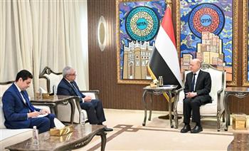 السفير المصري لدى الجمهورية اليمنية يلتقي رئيس مجلس القيادة الرئاسي اليمني