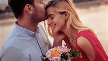 حين يرى الطفل الحب بين والديه.. 6 سلوكيات تميز تعاملاته