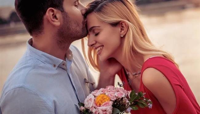 حين يرى الطفل الحب بين والديه.. 6 سلوكيات تميز تعاملاته