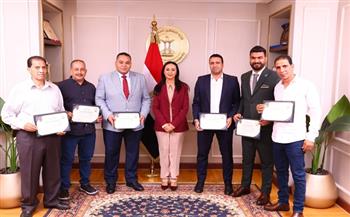 وزيرة التضامن تكرم الإدارة العامة للتسويق واللجنة العليا لمتابعة الشكاوى لتميزهم خلال أغسطس