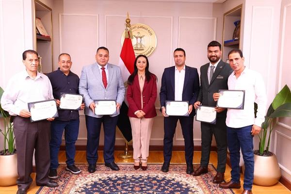 وزيرة التضامن تكرم الإدارة العامة للتسويق واللجنة العليا لمتابعة الشكاوى لتميزهم خلال أغسطس