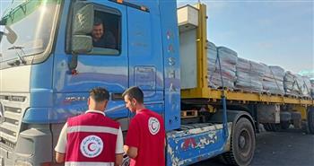 الهلال الأحمر المصري يدفع بأكثر 4.500 طن مساعدات غذائية وإغاثية عبر قافلة «زاد العزة» 277
