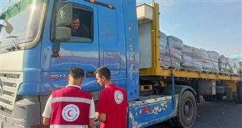 الهلال الأحمر المصري يدفع بأكثر 4.500 طن مساعدات غذائية وإغاثية عبر قافلة «زاد العزة» 277