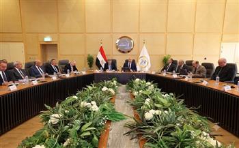 وزير النقل يؤكد أهمية التوسع في تنفيذ مشروعات جديدة لشركة قناة السويس لتنمية المواني البحرية