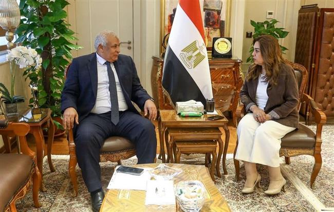 وزيرة التنمية المحلية والبيئة تتابع مع محافظ مطروح الموقف التنفيذي لمشروعات الخطة الاستثمارية 