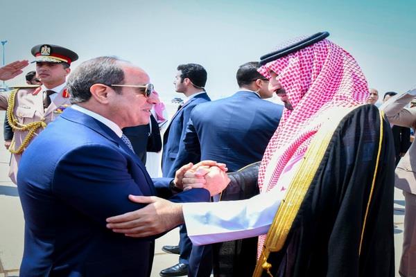 الرئيس السيسي يستقبل ولي العهد السعودي لدى وصوله إلى مصر