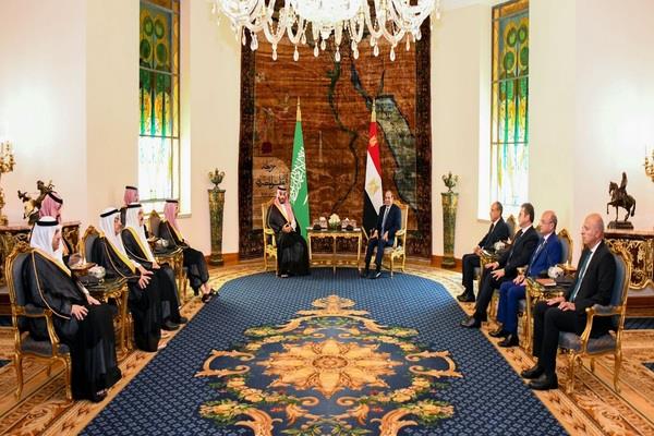 الرئيس السيسي وولي العهد السعودي يؤكدان الحرص على ضمان أمن الملاحة في مضيقي هرمز وباب المندب والبحر الأحمر