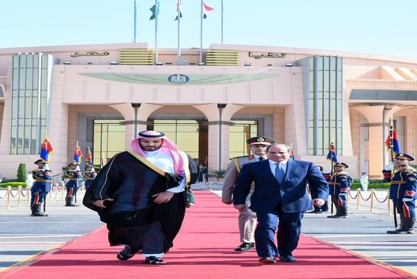 الرئيس السيسي يودع ولي العهد السعودي بمطار القاهرة في ختام زيارته لمصر