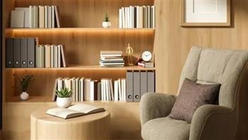لغرفة معيشة مرتبة.. أفكار لأرفف كتب مدمجة تستغل المساحات بذكاء