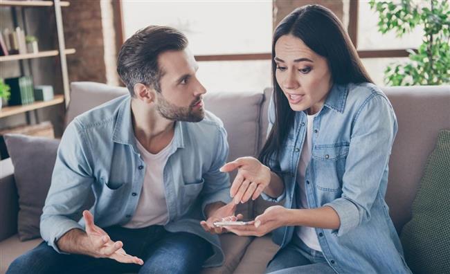 7 عبارات تقولها المرأة عندما لا يثير الحديث اهتمامها