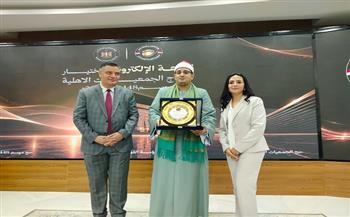 مايا مرسي تكرم الشيخ محمود الشحات أنور خلال مؤتمر إعلان قرعة حج الجمعيات الأهلية