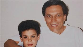 محمد إمام يستعيد ذكريات طفولته بصورة نادرة مع والده عادل إمام