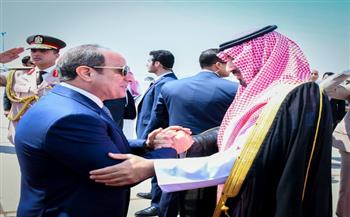 الرئيس السيسي يستقبل ولي العهد السعودي لدى وصوله إلى مصر