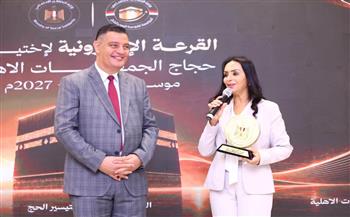 مايا مرسي تكرم أيمن عبد الموجود وفريق مؤسسة الحج تقديرا لنجاح تنظيم الموسم الماضي