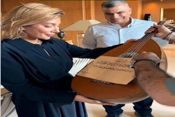 بعد غياب 15 عامًا.. أصالة تعود إلى سوريا وتتسلم عود والدها الراحل