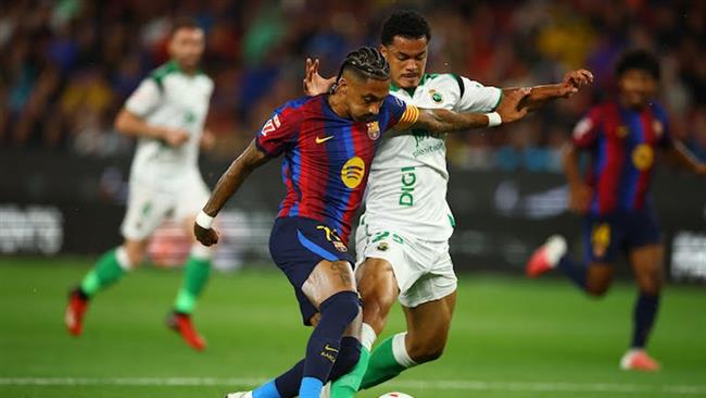 الدوري الإسباني.. رافينيا يسجل الهدف الثاني لبرشلونة أمام سانتاندير 