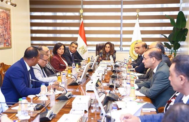 وزيرة التنمية المحلية والبيئة تبحث مع محافظ البحر الأحمر آليات الحفاظ على التنمية الحضارية والسياحية
