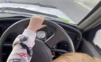 طفل عمره 3 سنوات يقود شاحنة صغيرة في أستراليا