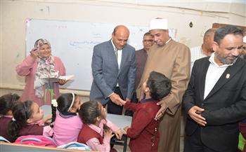 جولة محافظ أسيوط بمعهد عمر بن الخطاب الابتدائي الأزهري وورش الأخشاب وإعادة التدوير ومشغل الخياطة التعليمية