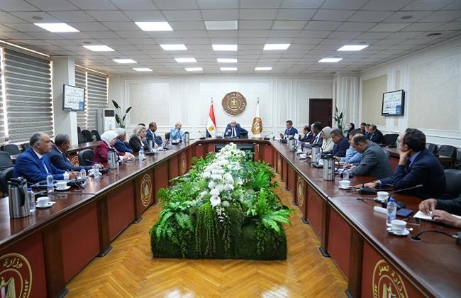 وزير العمل: بدء الاستعدادات لتفعيل دور صندوق إعانات الطوارئ والخدمات الاجتماعية والصحية للعمالة غير المنتظمة