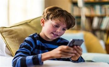 قبل شراء أول هاتف لطفلك.. مخاطر نفسية محتملة للامتلاك في سن مبكر  