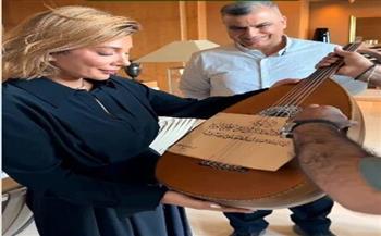 بعد غياب 15 عامًا.. أصالة تعود إلى سوريا وتتسلم عود والدها الراحل