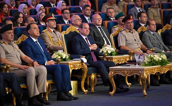 الرئيس السيسي يشهد حفل تخرج الدورة السادسة للجهات والهيئات القضائية بالأكاديمية العسكرية المصرية 