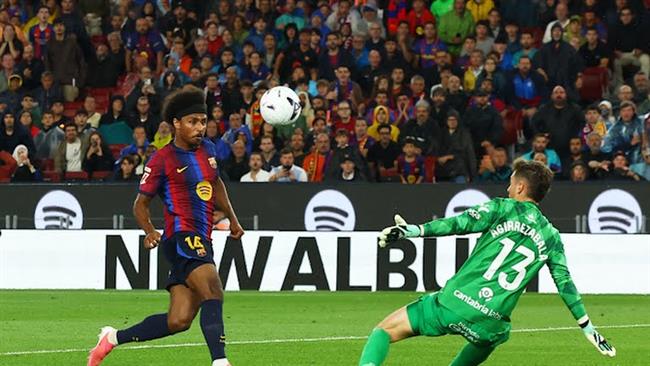 الدوري الإسباني.. برشلونة يتقدم على سانتاندير 4-1 بعد ساعة لعب   