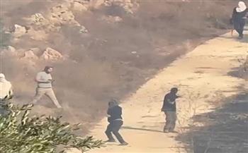 مستوطنون يهاجمون منازل الفلسطينيين ويضرمون النار في أراض بقرية برقا شرق رام الله