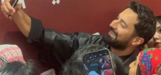 أحمد حاتم يحتفي بطفلة في العرض الخاص للنساء لـ"ريد فلاج"