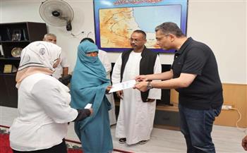 وليد البرقي يسلم 5 عقود تمليك للمستحقين بالشلاتين ويوجه بتسليم 100 وحدة بدوية شهريًا