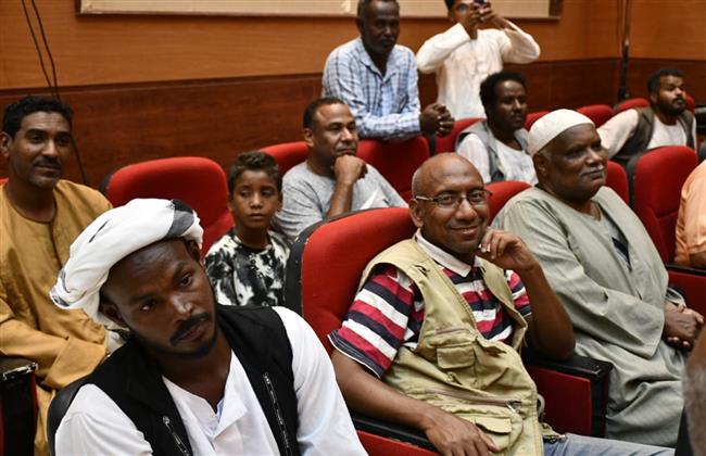 وزير الشباب ومحافظ البحر الأحمر يلتقيان شيوخ القبائل والعائلات وأعضاء مجلسي النواب والشيوخ بالشلاتين  