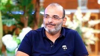 أيمن بهجت قمر يشكر أشرف زكي ومنير مكرم بعد ترميم مقبرة والده