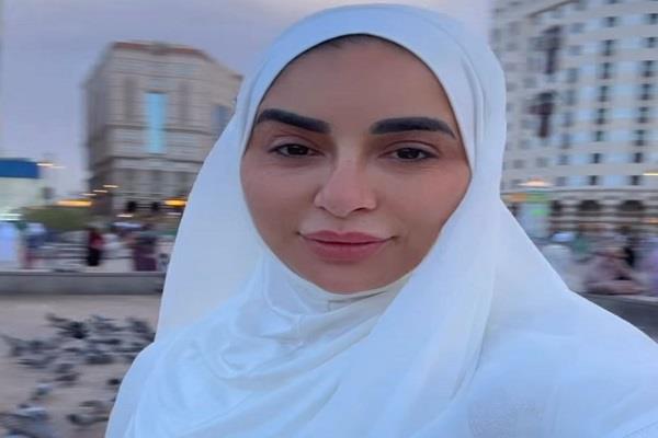 جوري بكر بالحجاب الأبيض أثناء أداء العمرة  