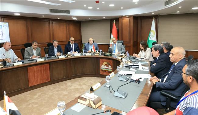 محافظ الجيزة يوجه بفحص شكاوى مخالفات البناء ويسلم 4 عقود عمل لذوي الهمم