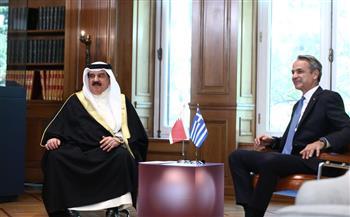 رئيس الوزراء اليوناني وملك البحرين يبحثان تعزيز الاستثمارات والتعاون الإقليمي