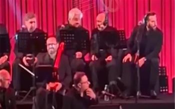 كاظم الساهر يحتفل بعيد ميلاده في القاهرة.. ونجله وسام يفاجئه على المسرح