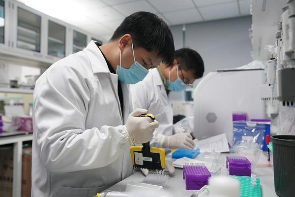 الصين تصدر خطة خمسية للحفاظ على الابتكار في الطب الحيوي