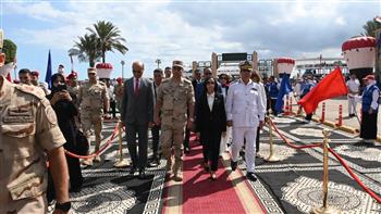 محافظ البحيرة تشهد إيقاد الشعلة بميدان الحرية برشيد إيذانًا بانطلاق احتفالات المحافظة بعيدها القومي