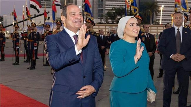  الرئيس السيسي والسيدة انتصار يودعان الرئيس الصيني والسيدة قرينته في مطار القاهرة الدولي