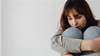 توقفي عن القسوة على نفسك.. علامات تكشف تأثير النقد الذاتي على حياتك