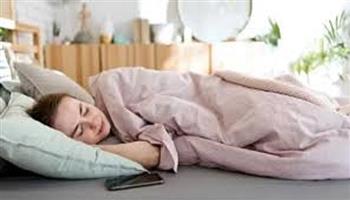 لا تضعي هاتفك بجوار رأسك خلال النوم.. عادات ليلية تحتاجين إلى تغييرها