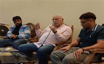 عزت زين يضيء آفاق المسرح المعاصر في حوار فني ثري بمكتبة الفيوم العامة