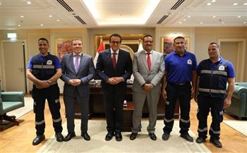 وزير الصحة يُكرم أبطال الإسعاف لإنقاذهم حياة أب استجابوا لنداء طفله في 6 دقائق