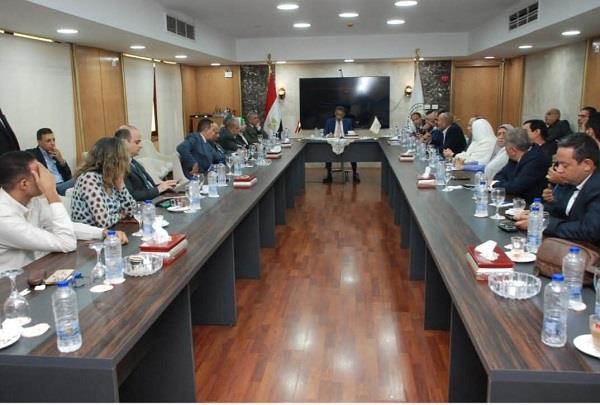 منع تغطية الجنازات والعزاءات.. قرار جماعي خلال لقاء وزير الدولة للإعلام برؤساء تحرير المواقع