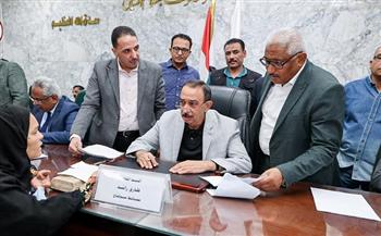 محافظ سوهاج يستمع لمطالب المواطنين ويوجه بسرعة حل مشكلاتهم خلال اللقاء الجماهيري الأسبوعي