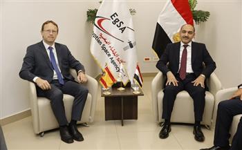 وكالة الفضاء المصرية تبحث مع السفير الإسباني تعزيز التعاون في تكنولوجيا الفضاء والأقمار الصناعية