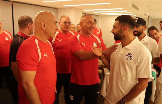 لاعبو منتخب مصر يحتفلون بحسام وإبراهيم حسن بعد تجديد التعاقد حتى 2030
