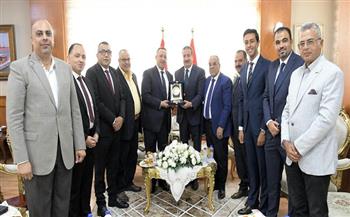 محافظ بورسعيد يبحث مع نقيب المهندسين تعزيز التعاون ودعم خطط التنمية بالمحافظة