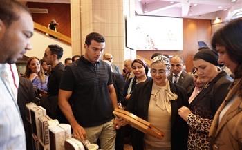 على هامش فعاليات مؤتمر الهوية الوطنية.. المستشارة أمل عمار تتفقد معرض «ديارنا» 
